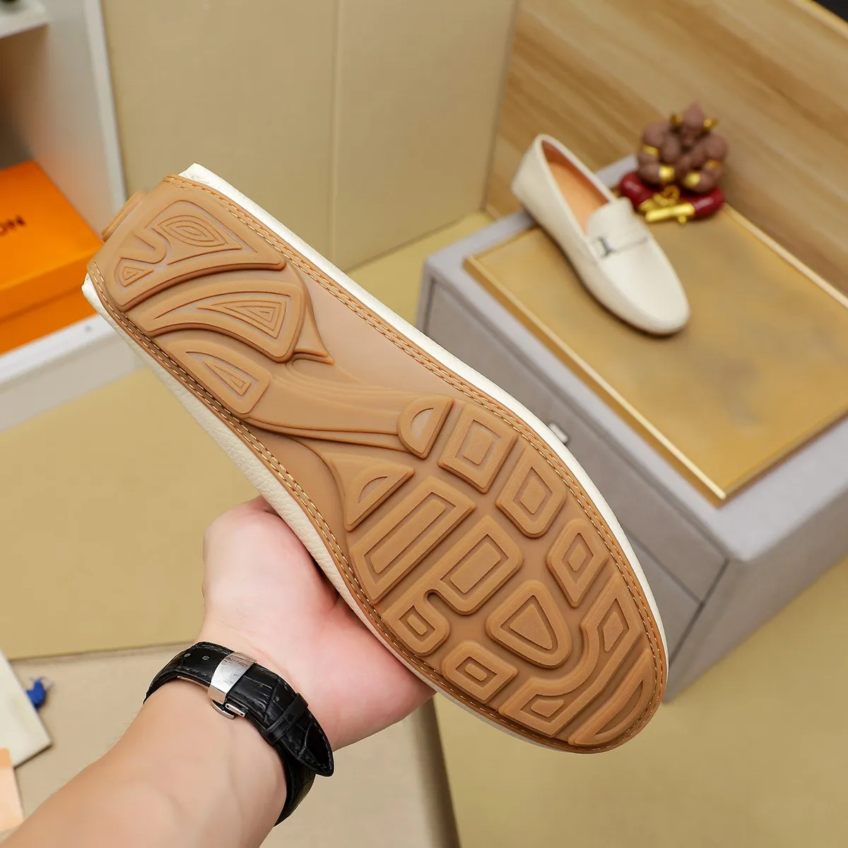 Men's shoes 💰360 💰 LV Louis Vuitton's top-quality Peaches men's shoes 💯Original copy of the official website, the upper is made of imported official website 1:1 material ❌Italian 🇮🇹 cowhide surface, imported pigskin lining. It’s definitely not made with ordinary craftsmanship, it’s the model used by celebrities! The factory’s craftsmanship is designed to create the most perfect shoes for trendy men! Colors available! 38-44 yards